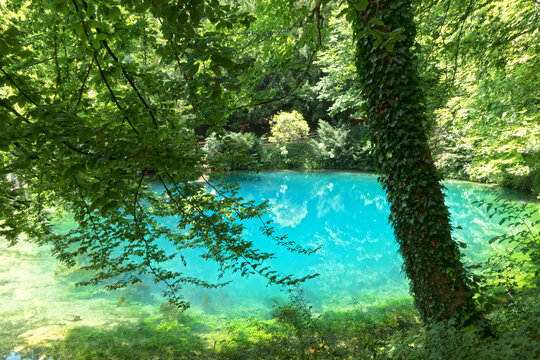 der intensiv gef&auml;rbte Blautopf ist eine Karstquelle bei Blaubeuren, Baden-W&uuml;rttemberg, Deutschland