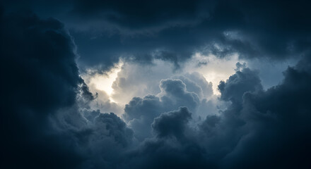 Obraz premium Dramatic cloudscape featuring dark storm clouds and a glimpse of sunlight