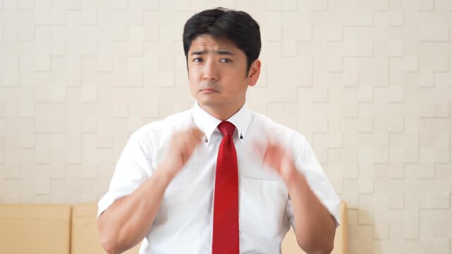 不満そうな表情の男性