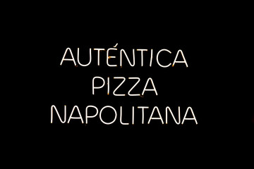 A sign where it reads in Spanish the following text: AUTÉNTICA PIZZA NAPOLITANA.