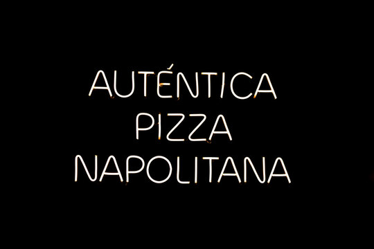 A sign where it reads in Spanish the following text: AUTÉNTICA PIZZA NAPOLITANA.