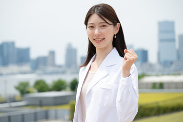 白衣を着た女性