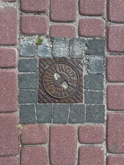 Studzienka techniczna, w chodniku 