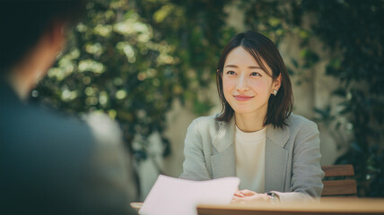 女性が落ち着いて屋外で相談対応