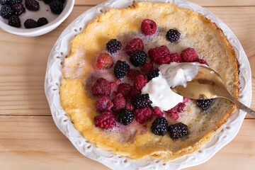 omelette with berries