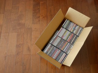 ダンボールに入れた大量のCD（右寄せ）