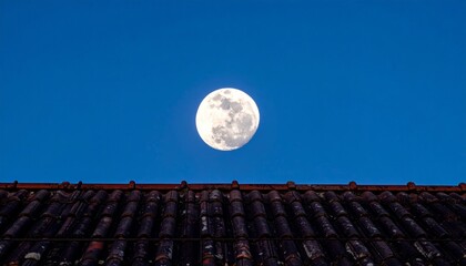 Obraz premium Full Moon Over Rooftops with Clear Blue Sky at Dusk