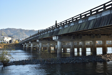 朝の宇治川と宇治橋(京都府宇治市)