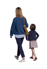 Une maman et sa petite fille vues de dos marchant c&ocirc;te &agrave; c&ocirc;te lors d'une promenade printani&egrave;re
