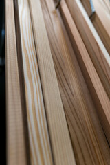 建築用木材のクローズアップと木目の質感