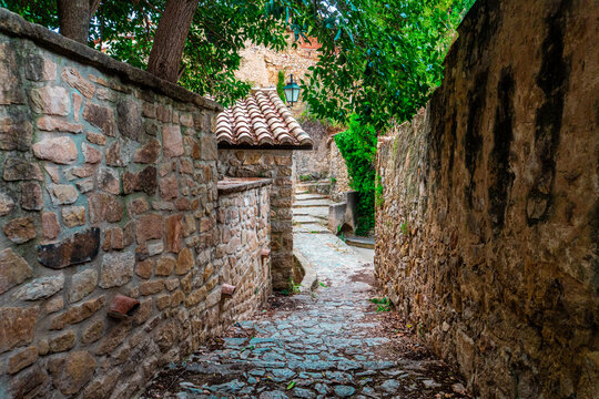 Old street in Mora de Rubielos, Arag&oacute;n (Spain)