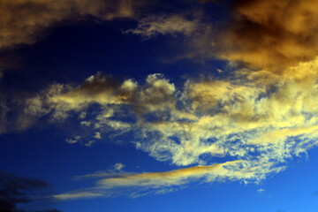 Obraz premium A dramatic sunset painting the sky