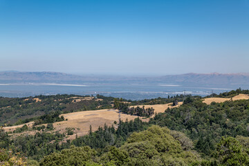 Obraz premium Santa Clara Valley. State Route 35 (SR 35), Skyline Boulevard for most of its length, is a mostly two-lane state highway in the U.S. state of California. San Mateo County. Santa Cruz Mountains