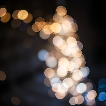 fond lumineux abstrait avec des bokeh dores et bleus dans l obscurite representant la magie et l illumination effets lumineux noel fetes de fin d annee decembre janvier