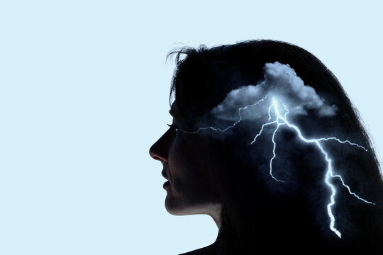 Perfil de mujer con rayos en la cabeza.  