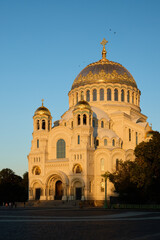 Obraz premium Witness the Stunning View of a Historic Cathedral Adorned with Golden Domes at Sunset