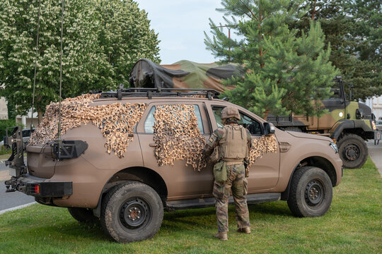 Un militaire fran&ccedil;ais vers la voiture de l'arm&eacute;e 