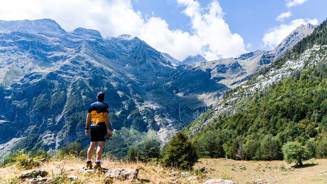 Excursionista contemplando el espectacular Valle de Pineta desde Lalarri, en el Parque Nacional de Ordesa y Monte Perdido, en los Pirineos de Huesca (Espa&ntilde;a).