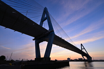 朝日に染まる名港トリトン