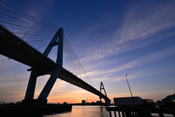 朝日に染まる名港トリトン