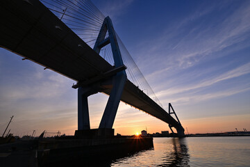 朝日に染まる名港トリトン