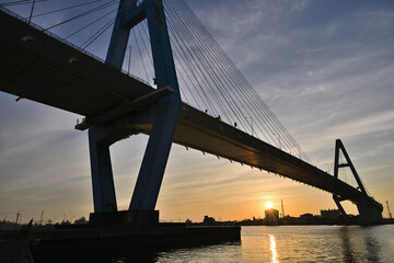 朝日に染まる名港トリトン