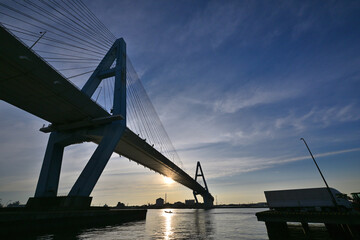 朝日に染まる名港トリトン