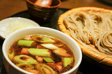 温かいつけ汁で味わう鴨南蛮蕎麦のセット