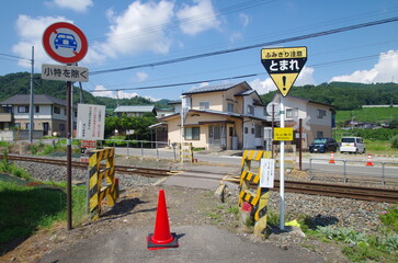 田舎の狭い踏切