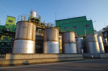 工場と円柱形のタンク