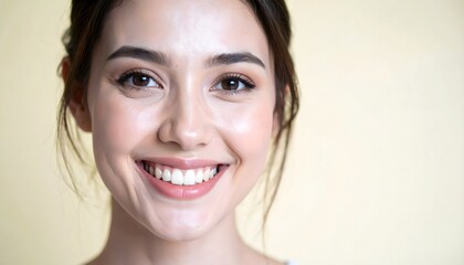 Naklejka premium Bright Young Woman Smiling Confidently with Natural Makeup in Light Background