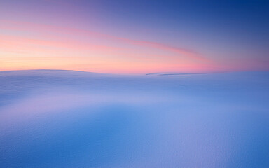 Fototapeta premium Soft Twilight Snow Horizon with Subtle Pink Hues