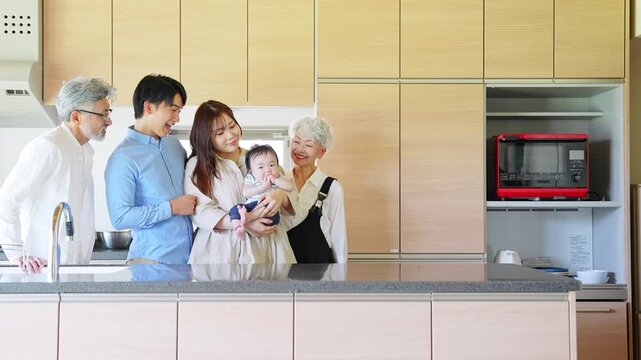 笑顔で赤ちゃんを囲む三世代家族