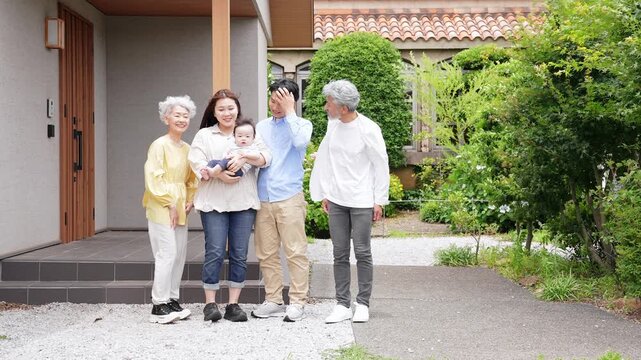 赤ちゃん、家族、ファミリー、子育て、育児、ベビー、家庭、三世代家族、二世帯住宅、笑顔、ライフスタイル、住宅、住まい、一戸建て、新居、引越し、リフォーム、建築、マイホーム、暮らし、団らん、同居、帰省、祖父母、おじいちゃん、おばあちゃん、ママ、パパ、孫、集合写真、メモリアルフォト、女性、男性、日本人、ニューボーン、乳児、新生児、子供、キッズ、保険、相続、少子高齢化、ポジティブ、ハッピー、シニア、高齢者