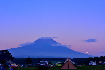 夕焼富士山と裾野から昇る満月を望む風景