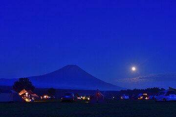 夕焼富士山と裾野から昇る満月を望む風景