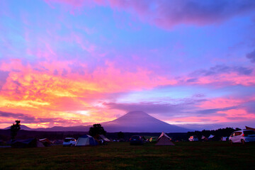 富士山を望むキャンプ場で迎える夜明け