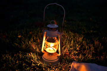 草の上に置かれたオイルランタン