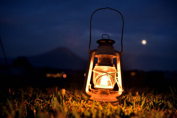 オイルランタンと富士山と満月
