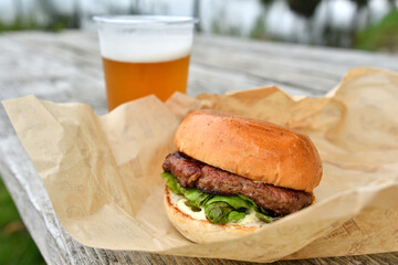 美味しそうなハンバーガーとビール
