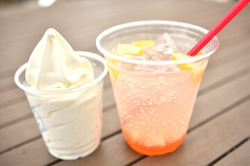ソフトクリームとピンクグレフルソーダ