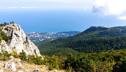 Naklejka premium Mountain vista overlooking a city and sea