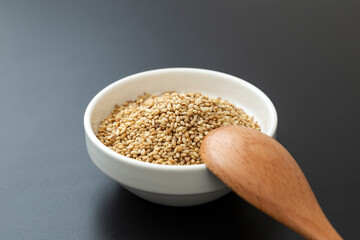 器に入った炒りごま　黒背景