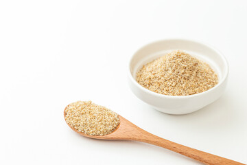 すりごまと木製のスプーン　白バック