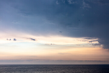Naklejka premium Sunset on the sea shore with dramatic sky