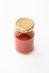 トマトソースの瓶詰め　白バック