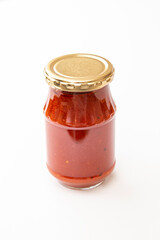 瓶に入ったトマトソース　白バック