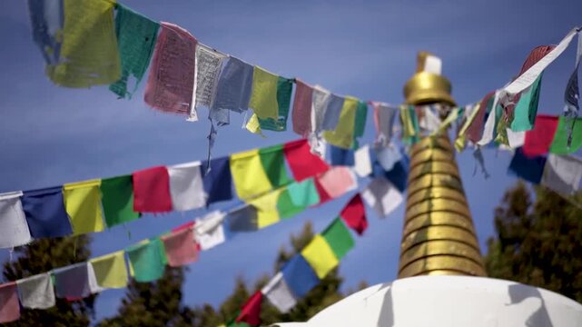 Stupa de la Iluminaci&oacute;n en el Cerro Otto, Bariloche, Argentina. Budismo, Buda, banderas de oraci&oacute;n flameando al viento, espiritualidad y paisaje natural.