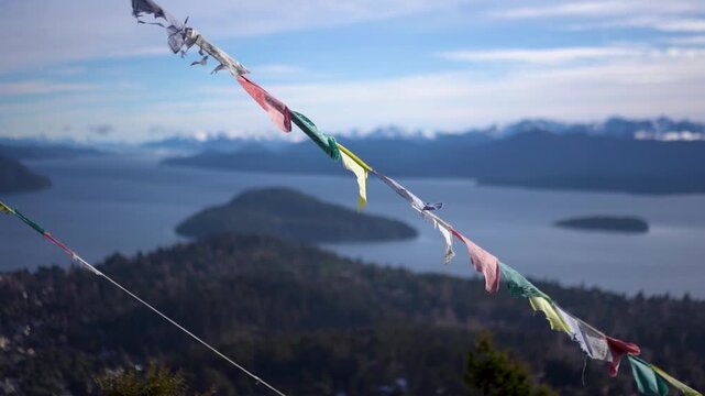 Stupa de la Iluminaci&oacute;n en el Cerro Otto, Bariloche, Argentina. Budismo, Buda, banderas de oraci&oacute;n flameando al viento, espiritualidad y paisaje natural.
