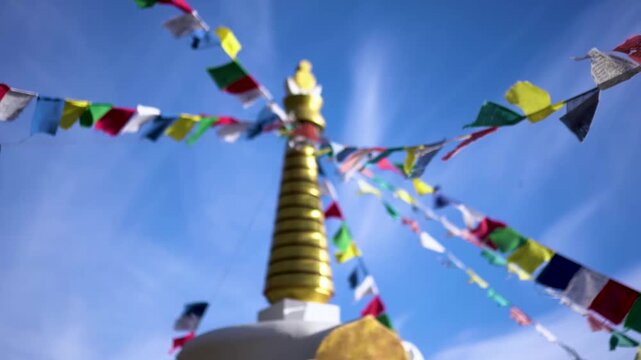 Stupa de la Iluminaci&oacute;n en el Cerro Otto, Bariloche, Argentina. Budismo, Buda, banderas de oraci&oacute;n flameando al viento, espiritualidad y paisaje natural.